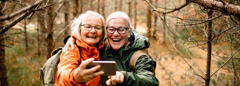 Senioren die een selfie maken